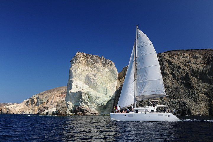 Katamarantur på Santorini med BBQ, öppen bar och fantastisk utsikt över kalderan, foto 16 | wizardtrip