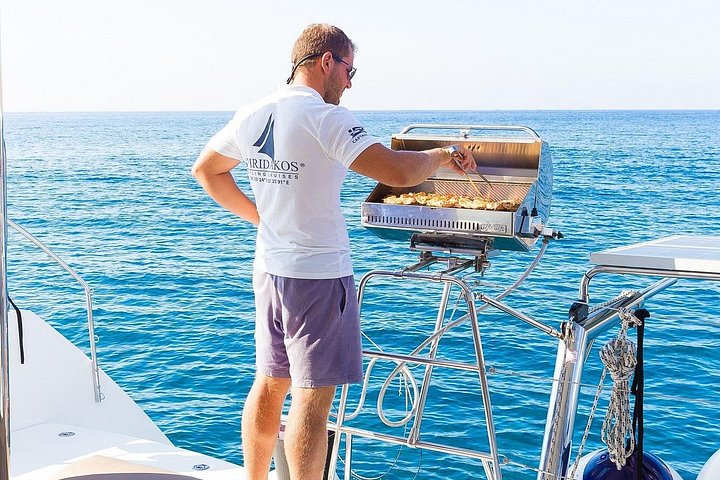 Katamarantur på Santorini med BBQ, öppen bar och fantastisk utsikt över kalderan, foto 17 | wizardtrip