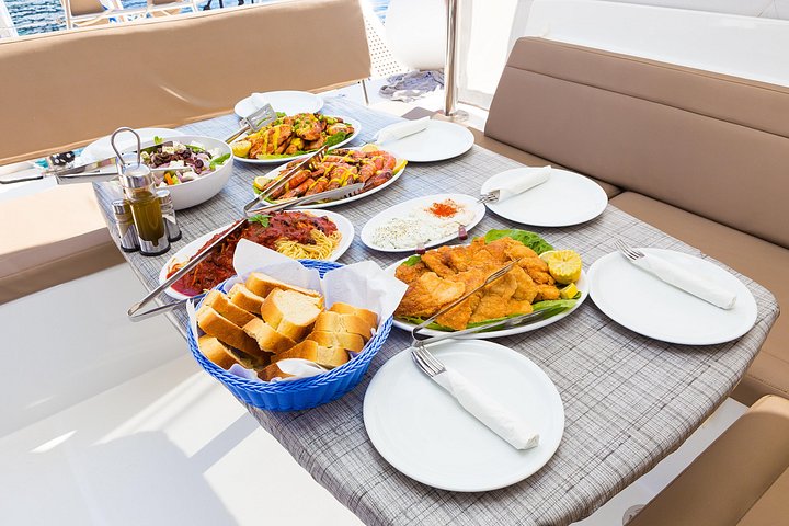 Katamarantur på Santorini med BBQ, öppen bar och fantastisk utsikt över kalderan, foto 18 | wizardtrip