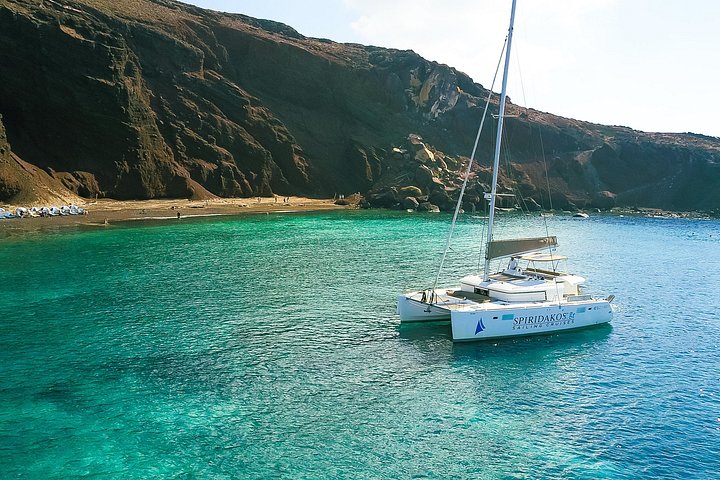 Katamarantur på Santorini med BBQ, öppen bar och fantastisk utsikt över kalderan, foto 20 | wizardtrip