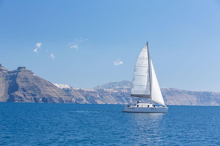 Katamarantur på Santorini med BBQ, öppen bar och fantastisk utsikt över kalderan, foto 21 | wizardtrip
