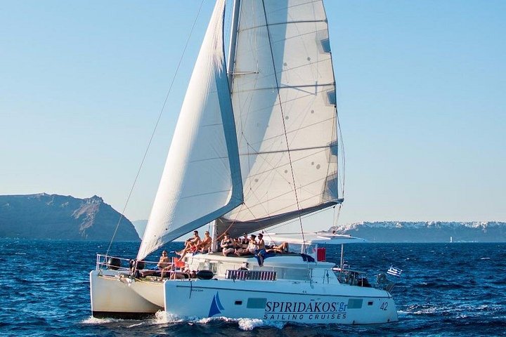 Katamarantur på Santorini med BBQ, öppen bar och fantastisk utsikt över kalderan, foto 28 | wizardtrip