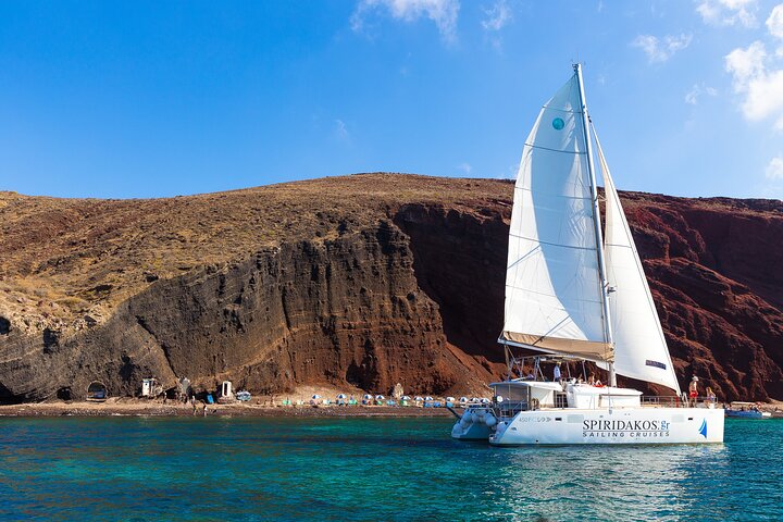 Crucero Clásico en Catamarán por Santorini con Barbacoa, Bebidas y Traslados | wizardtrip