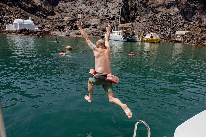 Katamarantur runt Santorini, Grekland, med bad och BBQ, foto 6 | wizardtrip
