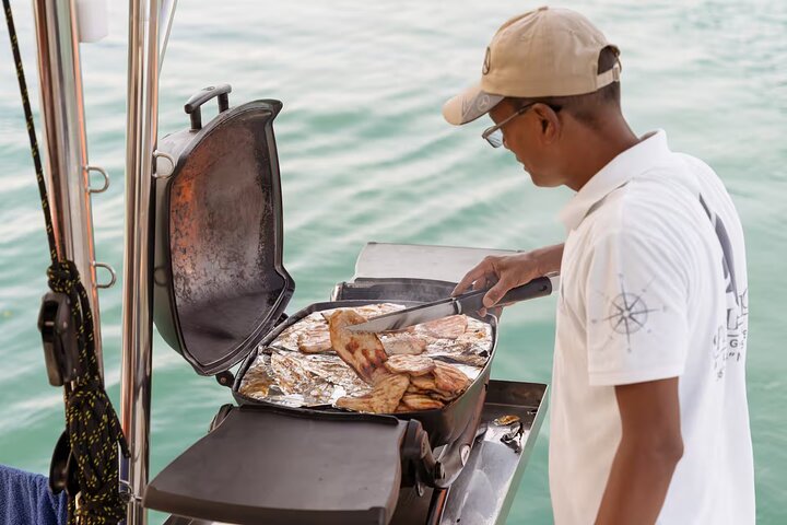 Katamarantur runt Santorini, Grekland, med bad och BBQ, foto 16 | wizardtrip