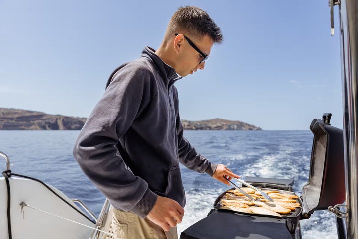 Katamarantur runt Santorini, Grekland, med bad och BBQ, foto 17 | wizardtrip