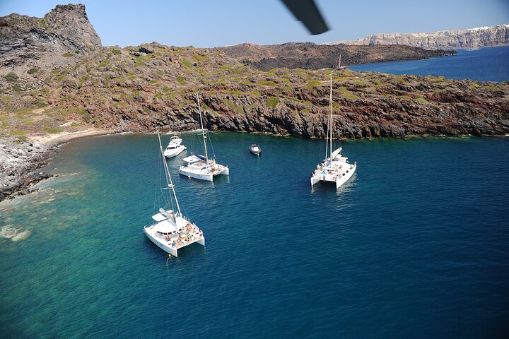 Katamarantur runt Santorini, Grekland, med bad och BBQ, foto 22 | wizardtrip
