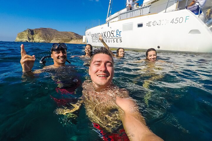 Katamarantur runt Santorini, Grekland, med bad och BBQ, foto 23 | wizardtrip