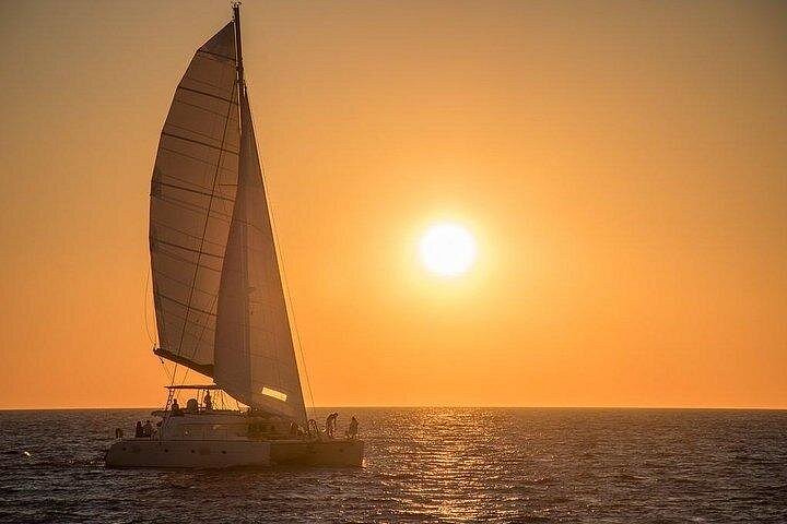 Privé catamaran cruise op Santorini met BBQ, open bar en een prachtig uitzicht op de caldera en stranden, foto 11 | wizardtrip