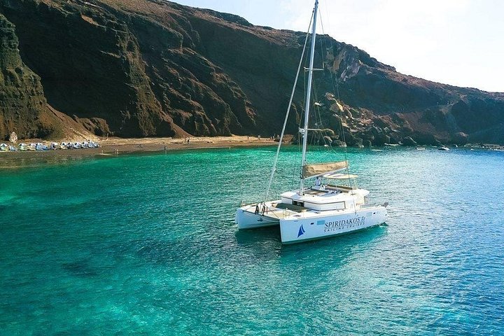Privé catamaran cruise op Santorini met BBQ, open bar en een prachtig uitzicht op de caldera en stranden, foto 17 | wizardtrip