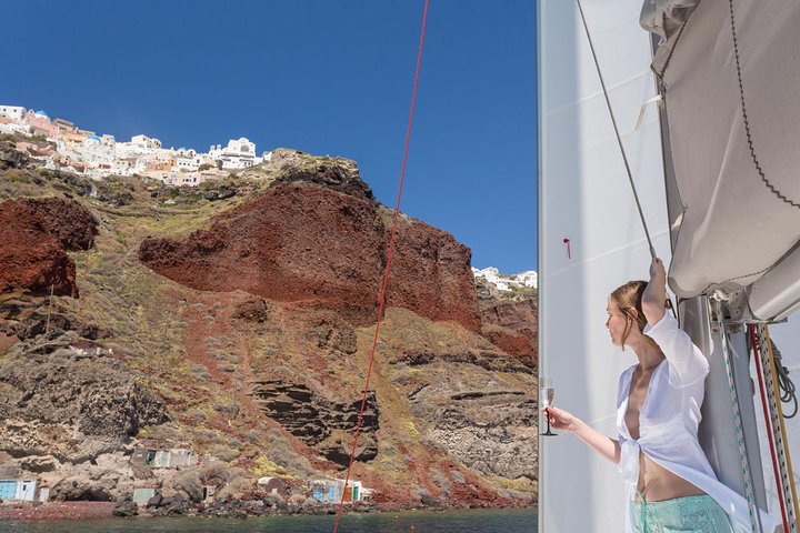 Privé catamaran cruise op Santorini met BBQ, open bar en een prachtig uitzicht op de caldera en stranden, foto 18 | wizardtrip