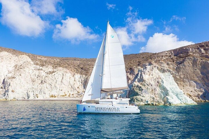 Privé catamaran cruise op Santorini met BBQ, open bar en een prachtig uitzicht op de caldera en stranden, foto 19 | wizardtrip