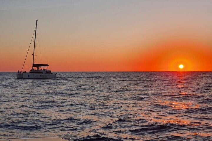 Privé catamaran cruise op Santorini met BBQ, open bar en een prachtig uitzicht op de caldera en stranden, foto 20 | wizardtrip