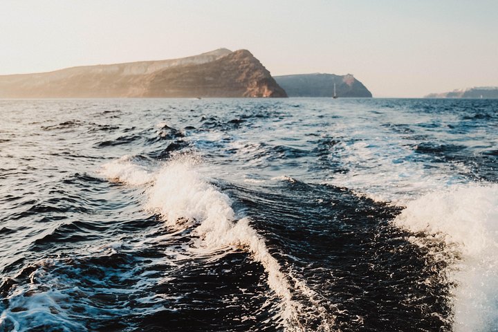 Privé catamaran cruise op Santorini met BBQ, open bar en een prachtig uitzicht op de caldera en stranden, foto 21 | wizardtrip