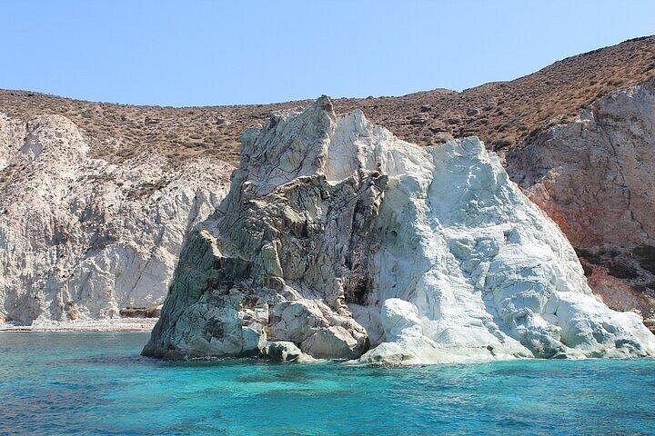 Privé catamaran cruise op Santorini met BBQ, open bar en een prachtig uitzicht op de caldera en stranden, foto 22 | wizardtrip