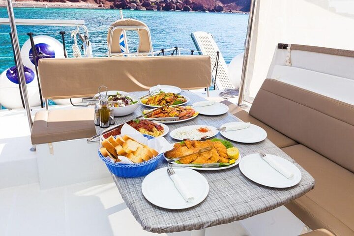 Privé catamaran cruise op Santorini met BBQ, open bar en een prachtig uitzicht op de caldera en stranden, foto 25 | wizardtrip