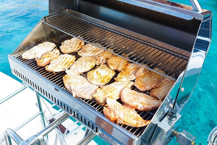 Privé catamaran cruise op Santorini met BBQ, open bar en een prachtig uitzicht op de caldera en stranden, foto 26 | wizardtrip
