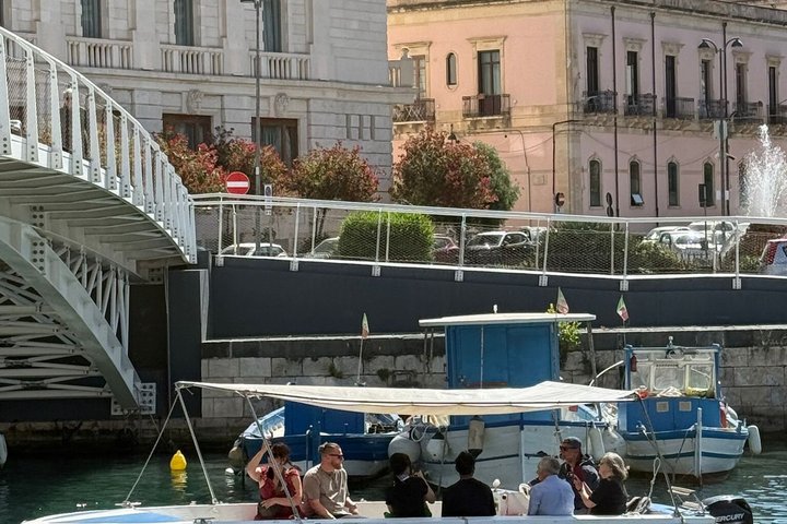 Suggestivo giro in barca intorno all'isola di Ortigia e alle sue grotte marine a Siracusa, Italia, foto 7 | wizardtrip