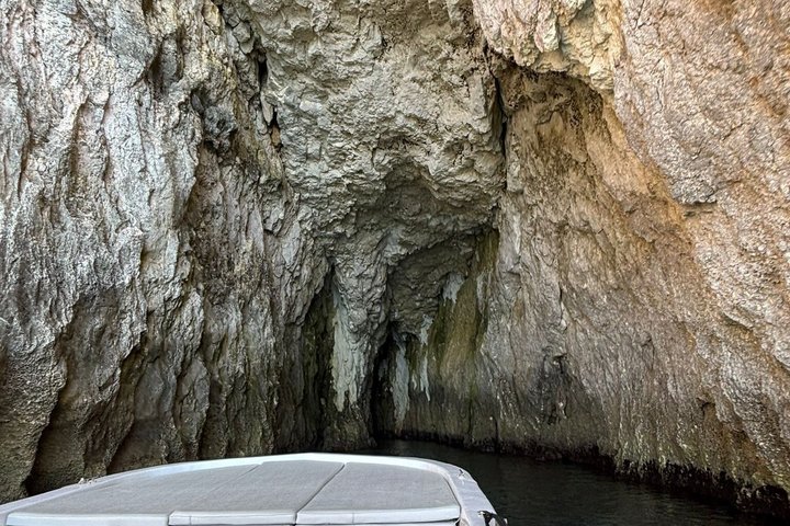 Suggestivo giro in barca intorno all'isola di Ortigia e alle sue grotte marine a Siracusa, Italia, foto 8 | wizardtrip