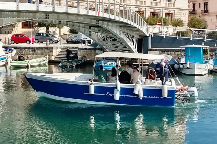 Suggestivo giro in barca intorno all'isola di Ortigia e alle sue grotte marine a Siracusa, Italia, foto 9 | wizardtrip