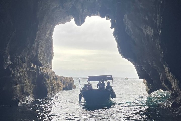 Suggestivo giro in barca intorno all'isola di Ortigia e alle sue grotte marine a Siracusa, Italia, foto 10 | wizardtrip