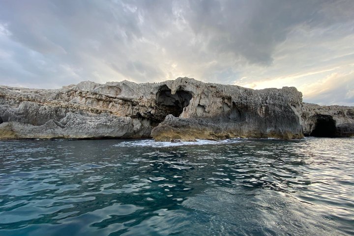 Suggestivo giro in barca intorno all'isola di Ortigia e alle sue grotte marine a Siracusa, Italia, foto 13 | wizardtrip