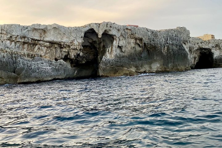 Suggestivo giro in barca intorno all'isola di Ortigia e alle sue grotte marine a Siracusa, Italia, foto 14 | wizardtrip