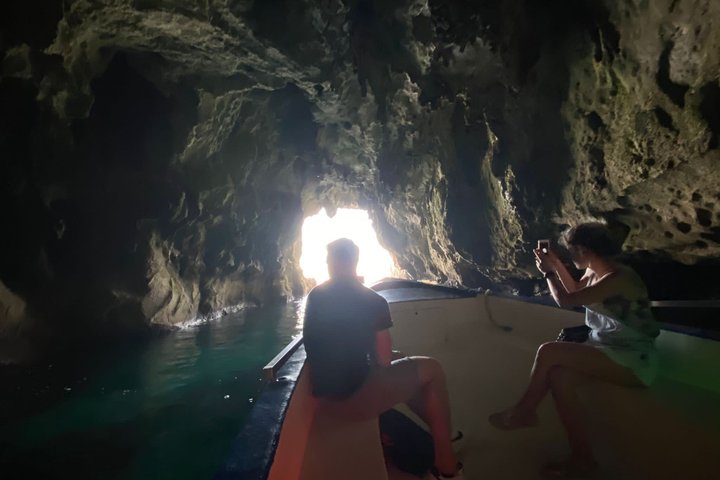 Suggestivo giro in barca intorno all'isola di Ortigia e alle sue grotte marine a Siracusa, Italia, foto 15 | wizardtrip
