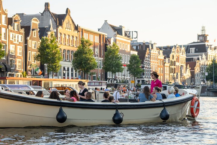 Schilderachtige grachtenrondvaart in Amsterdam, langs historische gebouwen en bruggen, foto 10 | wizardtrip