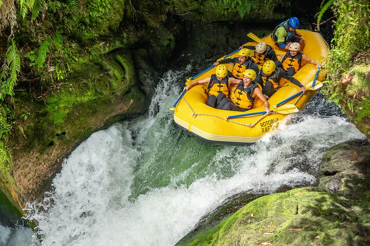 White water rafting eventyr på Kaituna River i Rotorua, New Zealand, med vandfald og strømfald, foto 6 | wizardtrip