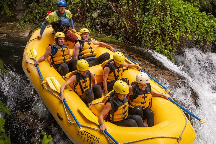 White water rafting eventyr på Kaituna River i Rotorua, New Zealand, med vandfald og strømfald, foto 10 | wizardtrip