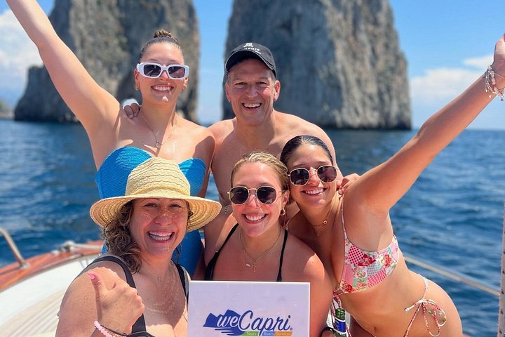 Privé boottocht rond het eiland Capri, Italië, met stops bij grotten en zwemplekken, foto 8 | wizardtrip
