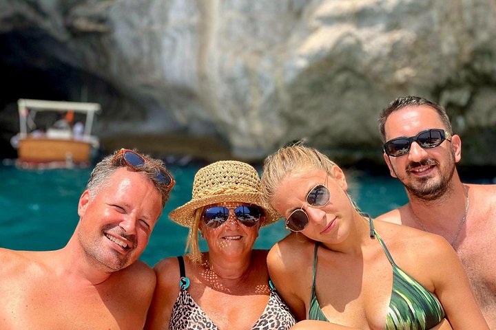 Privé boottocht rond het eiland Capri, Italië, met stops bij grotten en zwemplekken, foto 9 | wizardtrip