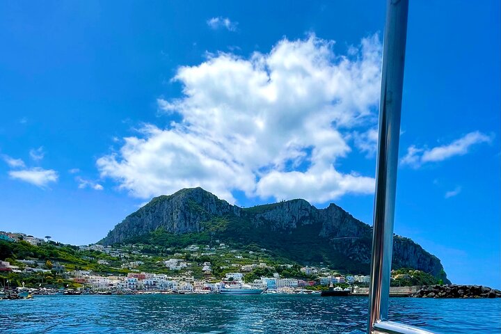 Privé boottocht rond het eiland Capri, Italië, met stops bij grotten en zwemplekken, foto 10 | wizardtrip