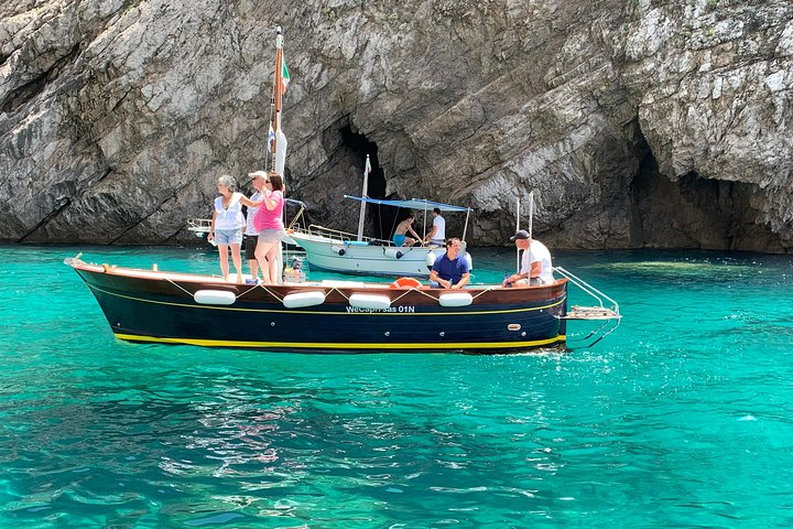 Privé boottocht rond het eiland Capri, Italië, met stops bij grotten en zwemplekken, foto 12 | wizardtrip