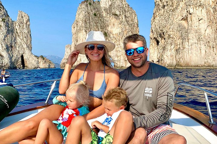 Privé boottocht rond het eiland Capri, Italië, met stops bij grotten en zwemplekken, foto 14 | wizardtrip
