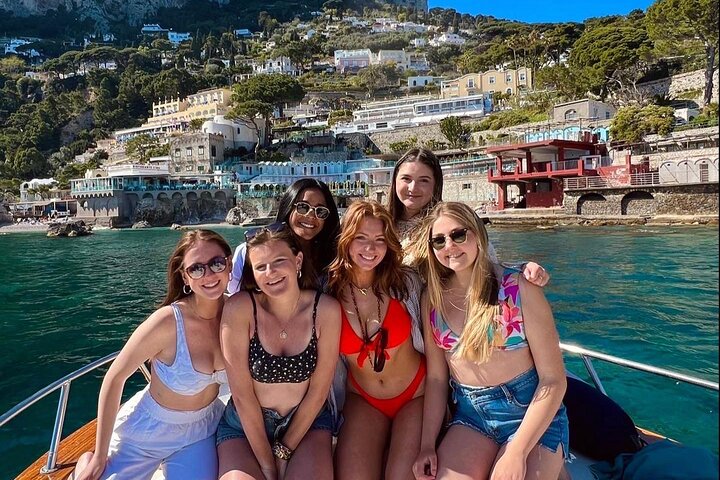 Privé boottocht rond het eiland Capri, Italië, met stops bij grotten en zwemplekken, foto 16 | wizardtrip
