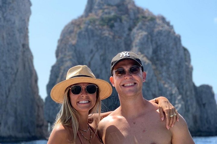 Privé boottocht rond het eiland Capri, Italië, met stops bij grotten en zwemplekken, foto 18 | wizardtrip