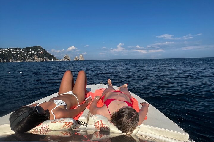 Privé boottocht rond het eiland Capri, Italië, met stops bij grotten en zwemplekken, foto 26 | wizardtrip