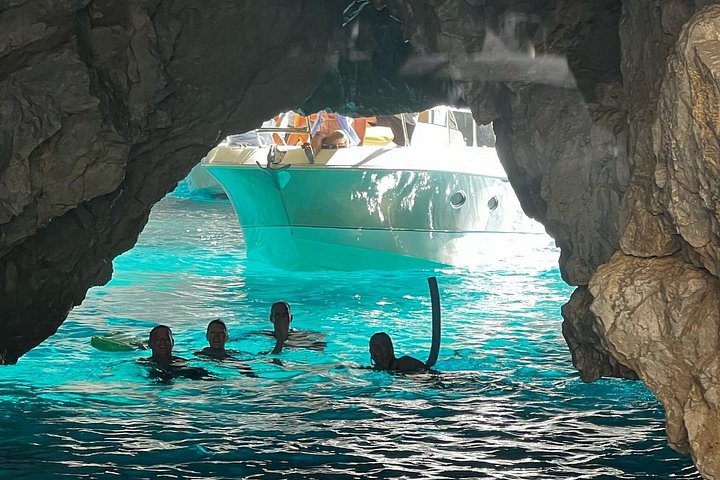 Privé boottocht rond het eiland Capri, Italië, met stops bij grotten en zwemplekken, foto 33 | wizardtrip
