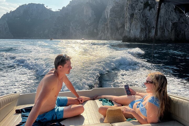 Privé boottocht rond het eiland Capri, Italië, met stops bij grotten en zwemplekken, foto 35 | wizardtrip