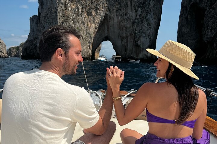 Privé boottocht rond het eiland Capri, Italië, met stops bij grotten en zwemplekken, foto 36 | wizardtrip