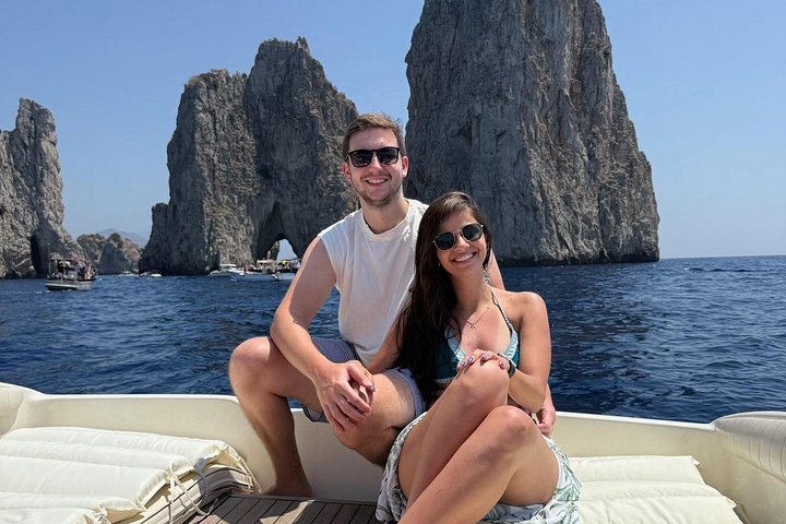 Privé boottocht rond het eiland Capri, Italië, met stops bij grotten en zwemplekken, foto 43 | wizardtrip