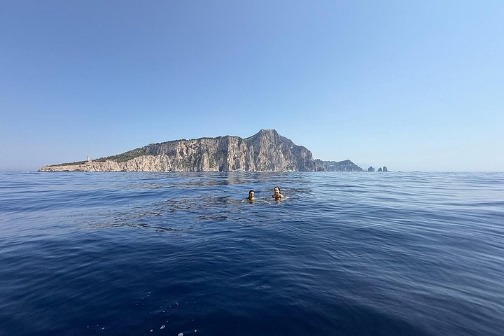 Privé boottocht rond het eiland Capri, Italië, met stops bij grotten en zwemplekken, foto 50 | wizardtrip
