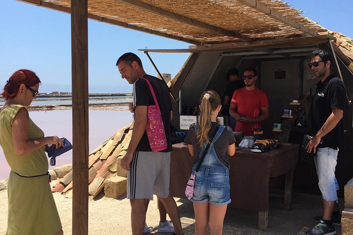Visite guidée des marais salants historiques de Trapani, Sicile, présentant la production de sel et la faune locale, photo 14 | wizardtrip