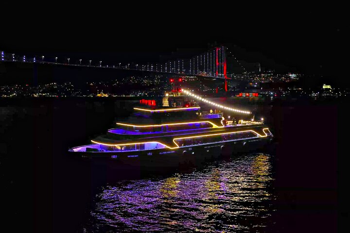 Goditi una lussuosa crociera con cena sul Bosforo di Istanbul, con viste mozzafiato e intrattenimento dal vivo, foto 9 | wizardtrip