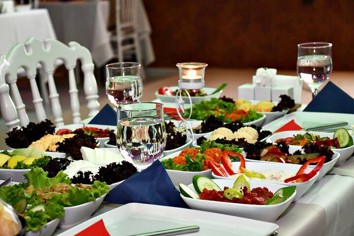 Goditi una lussuosa crociera con cena sul Bosforo di Istanbul, con viste mozzafiato e intrattenimento dal vivo, foto 14 | wizardtrip