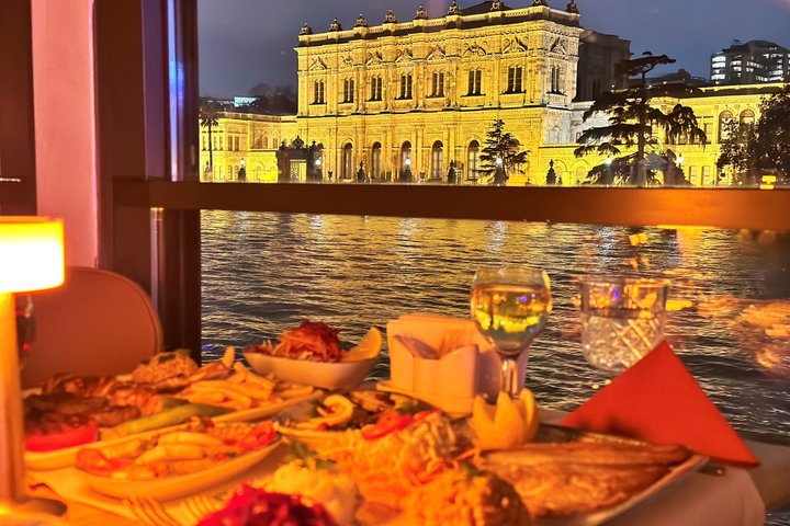 Goditi una lussuosa crociera con cena sul Bosforo di Istanbul, con viste mozzafiato e intrattenimento dal vivo, foto 35 | wizardtrip