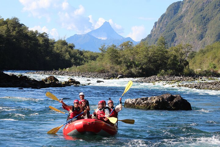 Forsränningsäventyr på Petrohuéälven i Puerto Varas, Chile, med forsar och fantastiska landskap, foto 7 | wizardtrip
