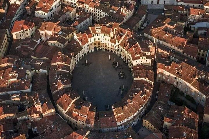Visite guidée à pied du centre historique de Lucca, présentant ses remparts Renaissance, ses places charmantes et ses églises anciennes, photo 12 | wizardtrip